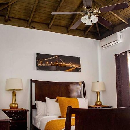 Sunset Inn Runaway Bay Bagian luar foto