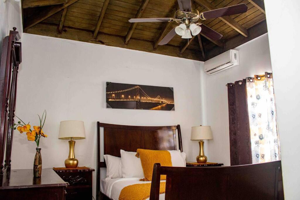 Sunset Inn Runaway Bay Bagian luar foto