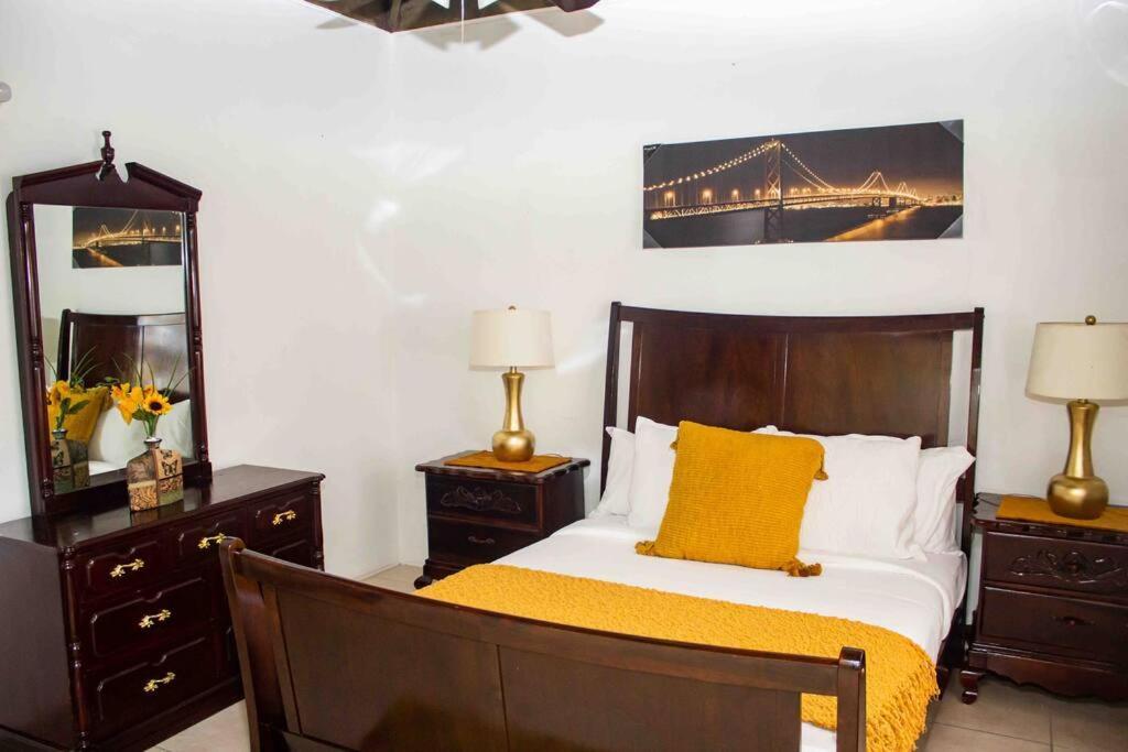 Sunset Inn Runaway Bay Bagian luar foto