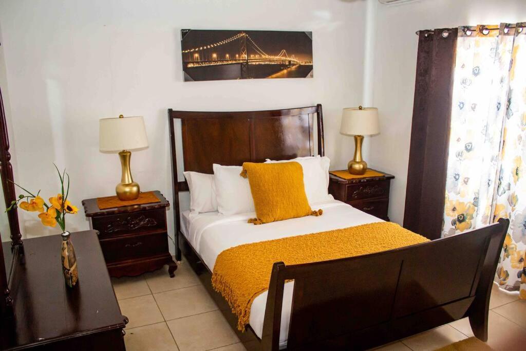 Sunset Inn Runaway Bay Bagian luar foto