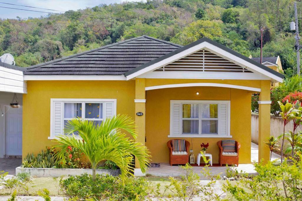 Sunset Inn Runaway Bay Bagian luar foto