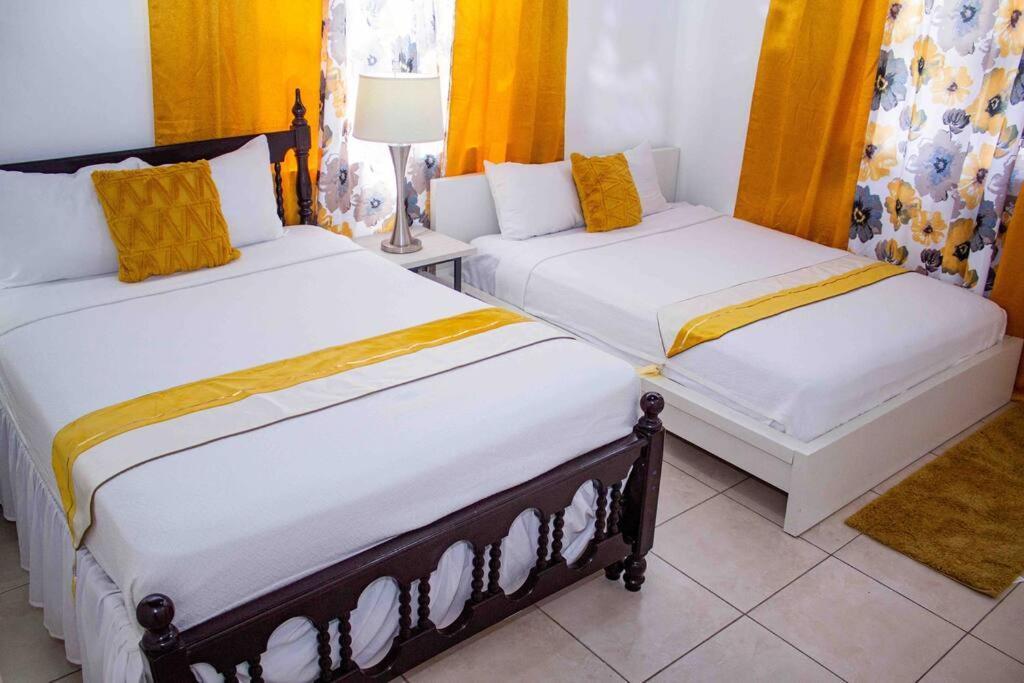 Sunset Inn Runaway Bay Bagian luar foto