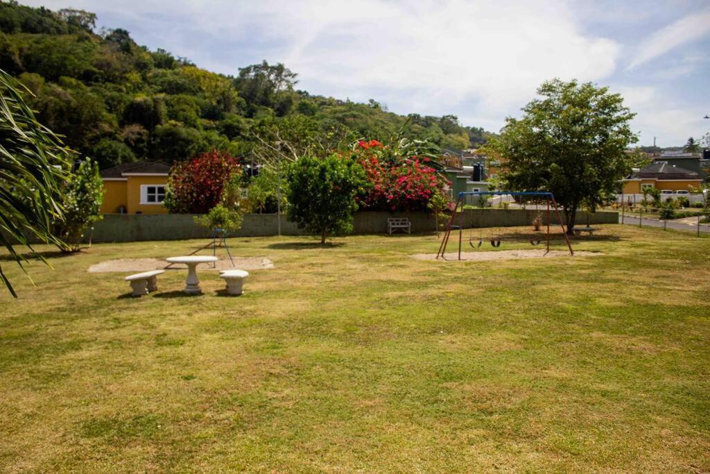 Sunset Inn Runaway Bay Bagian luar foto